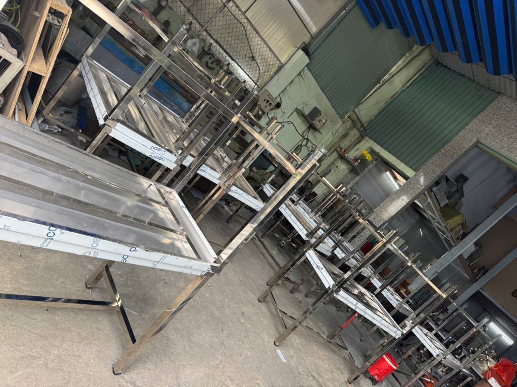 ban-ghe-inox-theo-yeu-cau-tai-hcm